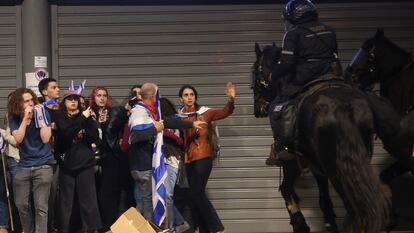 La policía montada dispersaba a manifestantes en Tel Aviv en la madrugada de este martes.