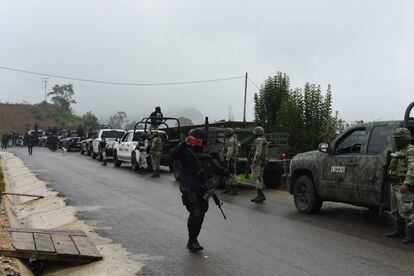 Agentes de la Guardia Nacional, Ejército Mexicano, policía estatal y municipal se reúnen en el municipio de Chenalhó, en el Estado de Chiapas, para realizar un operativo de seguridad, el 6 de octubre.