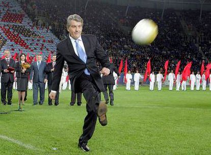 Víktor Yushenko, presidente de Ucrania, patea un balón durante la inauguración de un estadio, el pasado 14 de septiembre