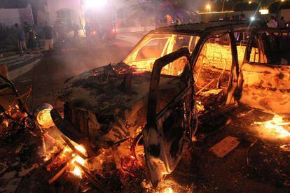 Un coche se quema cerca del cuartel de los salafistas Ansar al-Sharia en bengasi.
