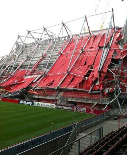 Derrumbe de uno de los techos del estadio del equipo holandés del Twente, en la localidad de Enschede.