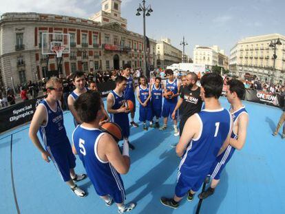 Uno de los partidos disputados ayer por la ma&ntilde;ana en medio de la Puerta del Sol.