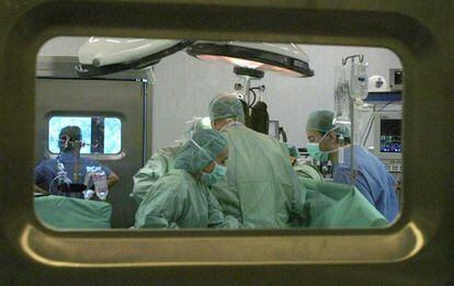 Quir&oacute;fano del Complexo Hospitalario Universitario de Santiago durante una operaci&oacute;n en 2009.