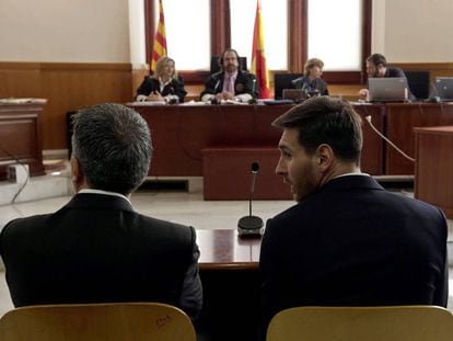 Jorge Messi, a la izquierda, y Leo Messi, en los Juzgados de Barcelona. 
