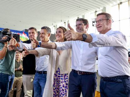 El presidente del PP, Alberto Núñez Feijóo (d), participa en un acto público en Logroño, junto a la secretaria general del partido, Cuca Gamarra (c), y el presidente Gonzalo Capellán (2d), el alcalde de Logroño, Conrrado Escobar.