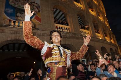Roca Rey, a hombros tras cortar dos orejas al quinto toro de la tarde en Valencia.