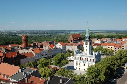 El atractivo patrimonio arquitectónico de Chełmno pasa por el propio origen medieval de su centro histórico, sus iglesias de estilo gótico báltico o de ladrillo, sus murallas, sus edificios barrocos, su Ayuntamiento renacentista, sus casas construidas entre los siglos XVIII y XIX. Esta villa monumental en la margen derecha del río Vístula es aún más popular por el hecho de atesorar una reliquia de san Valentín, algo que la ha convertido en la Ciudad de los Enamorados polaca: las parejas acuden en peregrinación cada 14 de febrero para disfrutar de excursiones, talleres de cocina y hasta una Feria de San Valentín con conciertos.