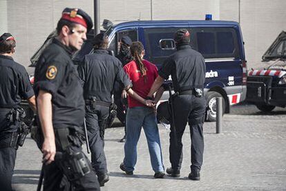 Los antidisturbios se llevan esposado a uno de los indignados en Barcelona.