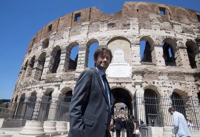 El ministro de Cultura italiano, Dario Franceschini, posa frente al Coliseo (Roma) que exhibe desde hoy la luminosidad y esplendor originales en su fachada después de que se haya completado la primera fase del proyecto de restauración.