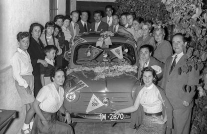 Gran acontecimiento en la colonia de Los Rosales: los Cifuentes, vecinos de los Urech, estrenan un Seat 600. Este popular modelo de coche se empezó a vender en junio de 1957, fecha aproximada de la fotografía. La matrícula del vehículo era de las temporales, llamadas «matrículas verdes».