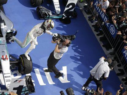 Lewis Hamilton celebra su victoria con una c&aacute;mara.