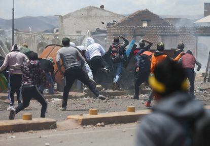 Los manifestantes chocan con las fuerzas de seguridad durante una protesta que exige elecciones anticipadas y la liberación del expresidente encarcelado Pedro Castillo, cerca del aeropuerto de Juliaca (Perú), el 9 de enero de 2023. 