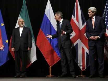 La alta representante de Política Exterior y Defensa de la UE, Federica Mogherini, el ministro de relaciones exteriores iraní, Mohammad Javad Zarif, el minstro de relaciones exteriores ruso, Sergey Lavrov y el exsecretario de estado estadounidense, John Kerry 
  en julio de 2015 tras firmar el acuerdo nuclear con Irán.