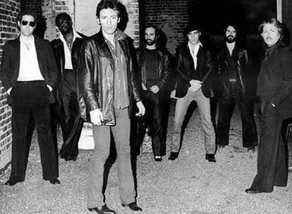 Danny Federici, en el extremo de la derecha, junto al resto de miembros de la E Street Band en una imagen promocional