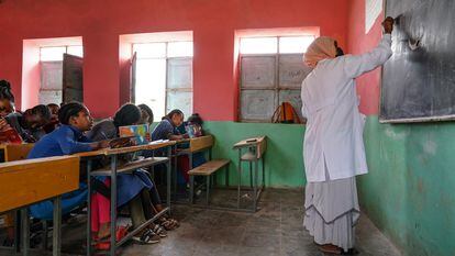 Los estudiantes de séptimo grado de la escuela primaria Kiros Gessesse (Mekele, Etiopía), asisten a clase una semana después de que las escuelas de la localidad reanudaran su actividad, el 16 de junio de 2021.