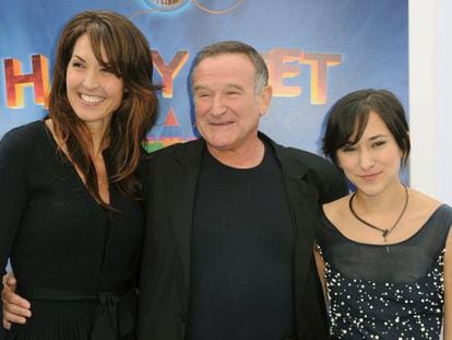 De izquierda a derecha: Susan Schneider, Robin Williams y su hija Zelda, en el estreno de una película en noviembre de 2013.