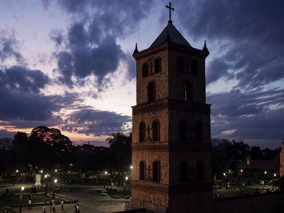 Vista del atardecer de la plaza y la iglesia de San José en la Chiquitania boliviana.