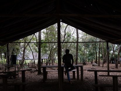 Félix, firmante de paz y guía turístico de la iniciativa de excombatientes 'Tierra Grata Eco Tours',  descansa en la réplica de un antiguo campamento guerrillero en el ETCR de Tierra Grata.