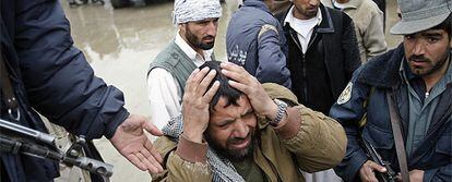 Un familiar de una de las víctimas del atentado en la base Bagram llora en la entrada al recinto.