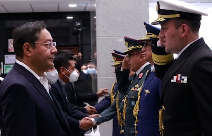 Luis Arce saluda a los oficiales elegidos para ocupar la cúpula militar, este lunes en La Paz.