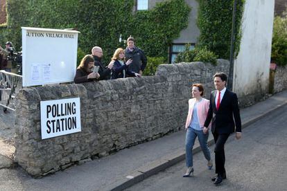 El líder del partido Labostista Ed Miliband y su esposa Justine Thornton arrive acuden al centro electorla en Sutton Village Hall, en Doncaster, Inglaterra.