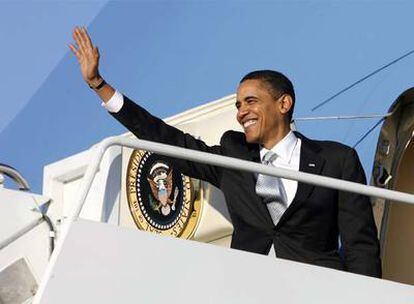 El presidente de EE UU, Barack Obama, al embarcar en el avión <i>Air Force One</i> en Washington rumbo a Chicago.