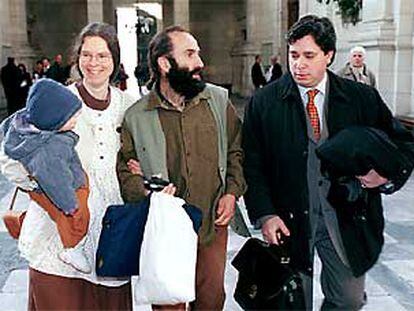 Michel Ginhoux (en el centro), junto a su esposa y su hija. A la derecha, el abogado de la pareja.