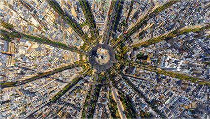 El urbanismo de Georges-Eugène Haussmann que convirtió París en una ciudad de grandes avenidas y perspectivas a mediados del sigo XIX se aprecia en la plaza de Charles de Gaulle (en la foto). En este epicentro confluyen 12 avenidas (entre ellas la de los Campos Elíseos, la de múltiples carriles que sale casi vertical en la parte superior de la foto; en realidad, el sureste). Aquí se sitúa el Arco de Triunfo, levantado entre 1806 y 1836 por orden de Napoleón Bonaparte para conmemorar la victoria en la batalla de Austerlitz (1805). El monumentos fue diseñado por Jean Chalgrin y Jean-Arnaud Raymond y mide 50 metros de alto. Se puede subir a lo alto para disfutar de las vistas (entrada, 9,50 euros; gratis con el Paris Pass y el Paris Museum Pass).