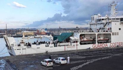 El barco militar italiano 'Diciotti' con 177 inmigrantes sigue en Catania a la espera de desembarcar.