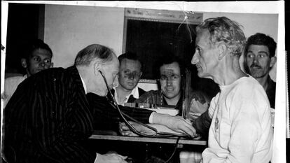 Un médico toma la tensión de Percy Cerutty, antes de una carrera, en 1956.