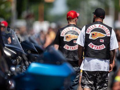 Varios integrantes de la banda Hells Angels pasean por las calles de Port Dover, en Ontario (Canadá), el pasado julio.