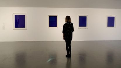 Una serie de cuadros monocromáticos de Yves Klein, en los que usó el color que él mismo creó, expiertos en la Tate Liverpool en 2016.