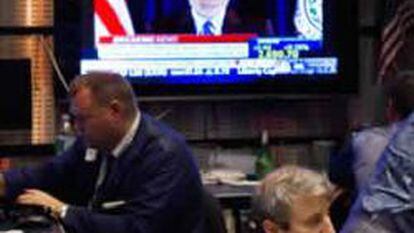 La intervención del presidente de la Fed, Ben Bernanke, es seguida por televisión en la Bolsa de Nueva York