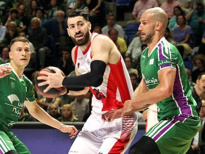 Shengelia, con el balón, ante Nedovic y Augustine.