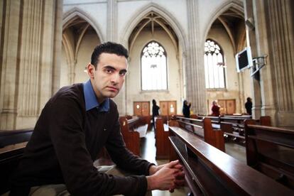 Miguel Hurtado, en una iglesia cat&oacute;lica del centro de Londres.