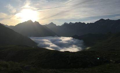 Amanecer desde el refugio de Pombie, en el Pirineo francés, con un mar de nubes cubriendo el valle de Ossau.