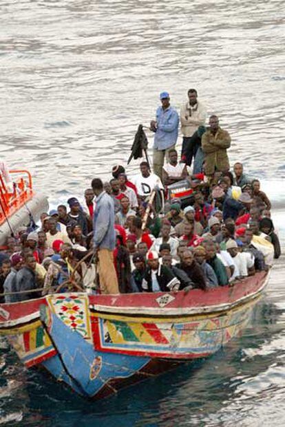 El séptimo cayuco, con 150 inmigrantes, que llegó ayer a las costas canarias, atraca en el tinerfeño puerto de los Cristianos.