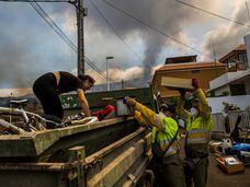 Vecinos del barrio de Todoque, ayudados por empleados municipales de Los Llanos, recogen sus pertenencias para ser evacuados por la cercanía de la lava. En vídeo, los vecinos de Todoque huyen de la lava.