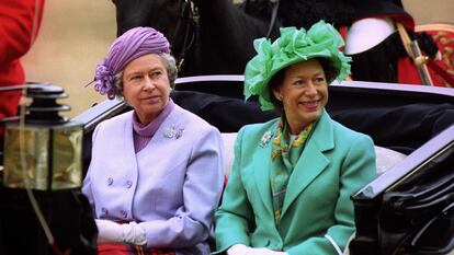 La reina Isabel II y la princesa Margarita, durante un desfile en Londres.