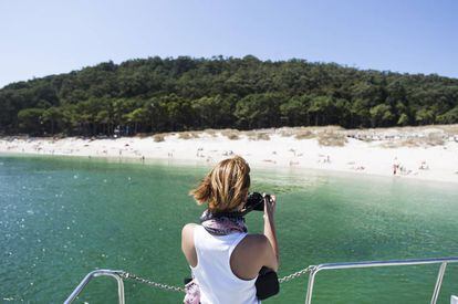 Una turista llega a las islas Cíes.