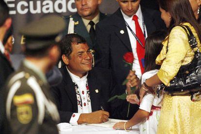 El presidente de Ecuador, Rafael Correa, en la firma de su libro <i>Ecuador: de Banana Republic a la No República</i>, el jueves en Bogotá.