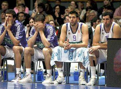 Los jugadores del Real Madrid en el banquillo durante el partido de la Euroliga ante el Olympiacos.