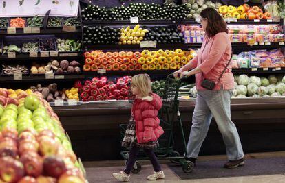 Una mujer compra en una tienda de Whole Foods en Ann Arbor (Michigan)