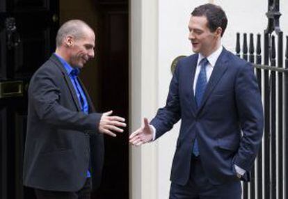 George Osborne, el ministro de Finanzas británico, saluda a su homólogo griego, Yanis Varoufakis, a su llegada a Downing Street, este lunes en Londres.