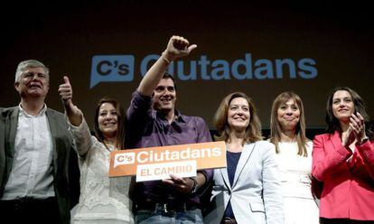 Albert Rivera, junto a la candidata a la alcaldia de Barcelona, Carina Mej&iacute;as (a su izquierda), e In&eacute;s Arrimadas (de rojo), entre otros miembros de Ciudadanos.