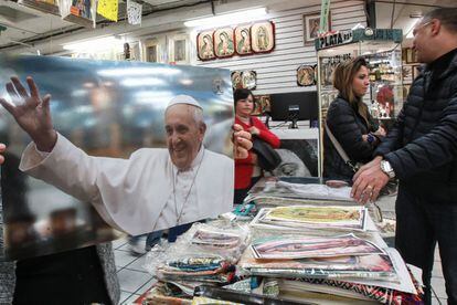 Diversos artículos del Papa se venden cerca de la Basílica de Guadalupe.