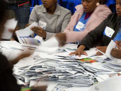 Recuento de votos en un colegio electoral en Ciudad del Cabo, el mi&eacute;rcoles.