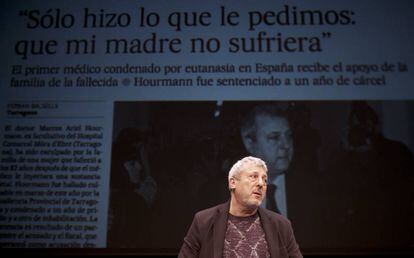 Hourmann, en un momento de 'Celebraré mi muerte' ante una proyección de la página de EL PAÍS del 4 de noviembre de 2009 que contaba su caso.