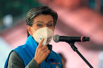 La alcaldesa Claudia López durante un evento en Bogotá para conmemorar el primer año de la pandemia del coronavirus.