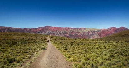 Senderistas en la serranía de Hornocal, con el cerro los 14 colores al fondo, en la Quebrada de Humahuaca, en la provincia de Jujuy (Argentina). 